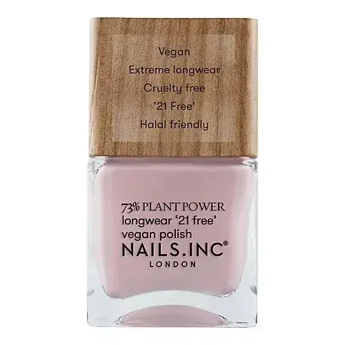 ベージュのネイルポリッシュボトル、木製の蓋付き、ラベルに「Vegan」「Extreme longwear」「Cruelty free」「'21 Free'」「Halal friendly」と記載、ピンク色の液体が見える
