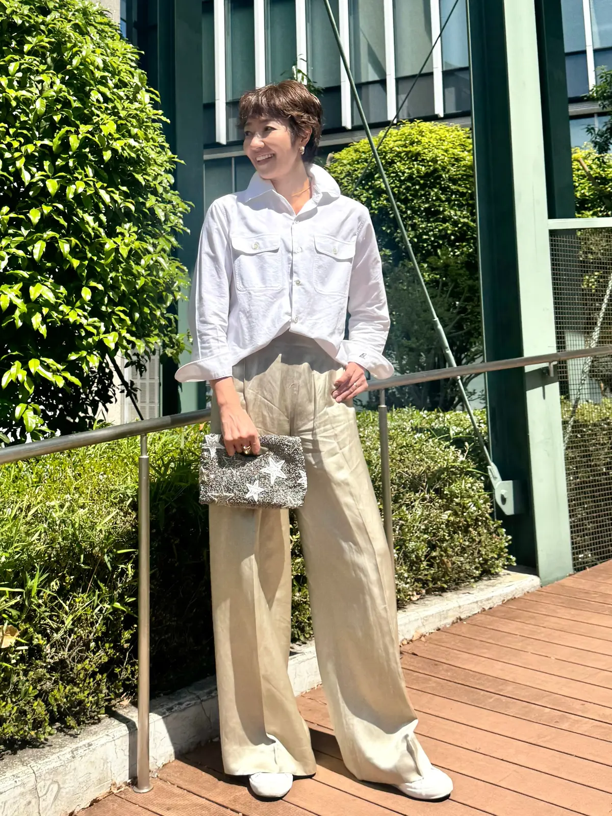 エクラ 華組　細谷奈弓さん　50代　白シャツ　全身コーデ