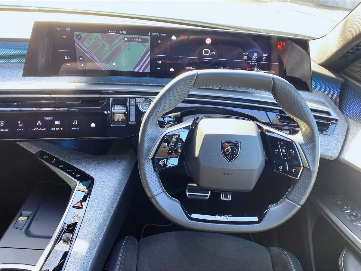 まるも亜希子さんが試乗するプジョー3008　プジョー3008の運転席　プジョー3008のステアリング