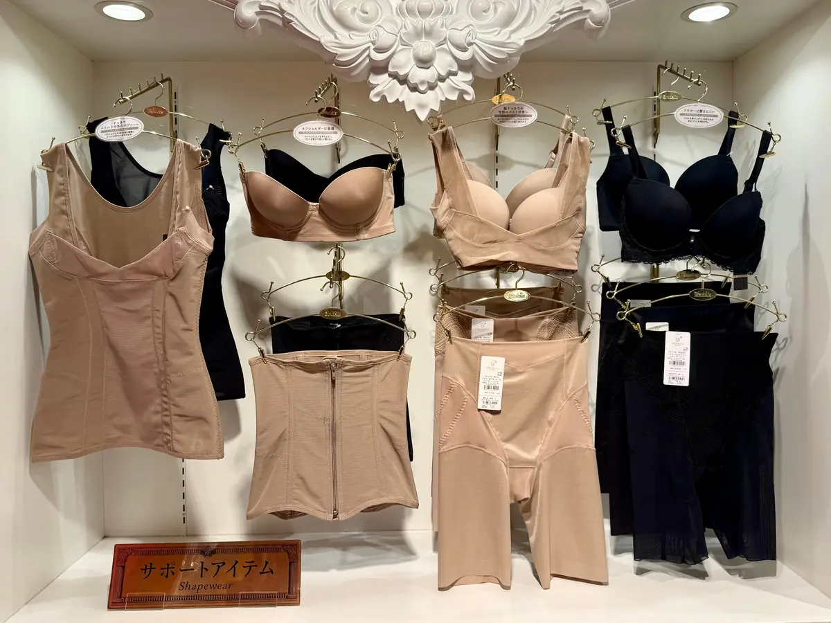 ブラデリスニューヨーク表参道店　ランジェリーサポートアイテムディスプレイ