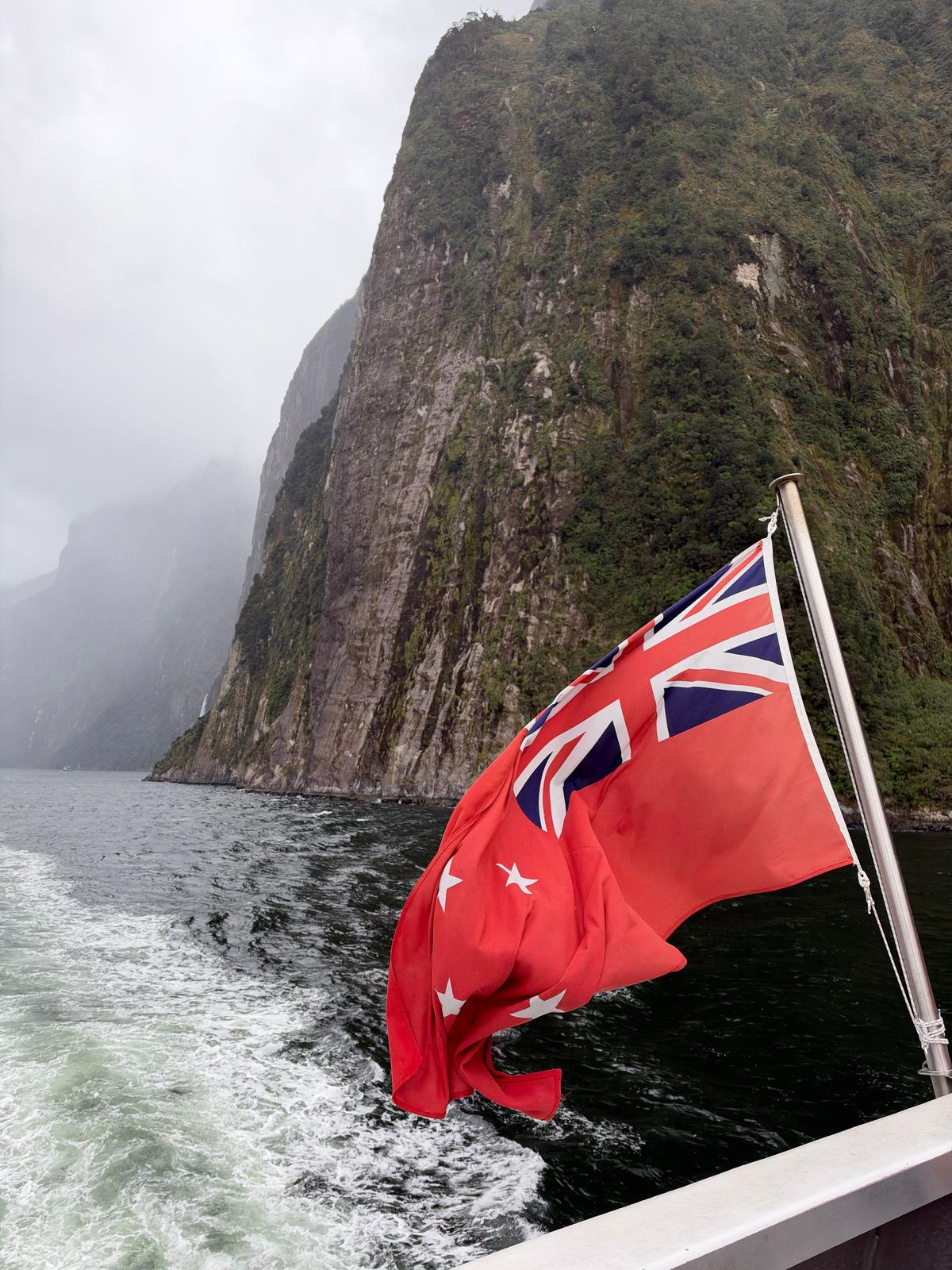 ミルフォードサウンド　世界遺産　ニュージーランド　milfordsound newzealand フィヨルド　絶景　滝