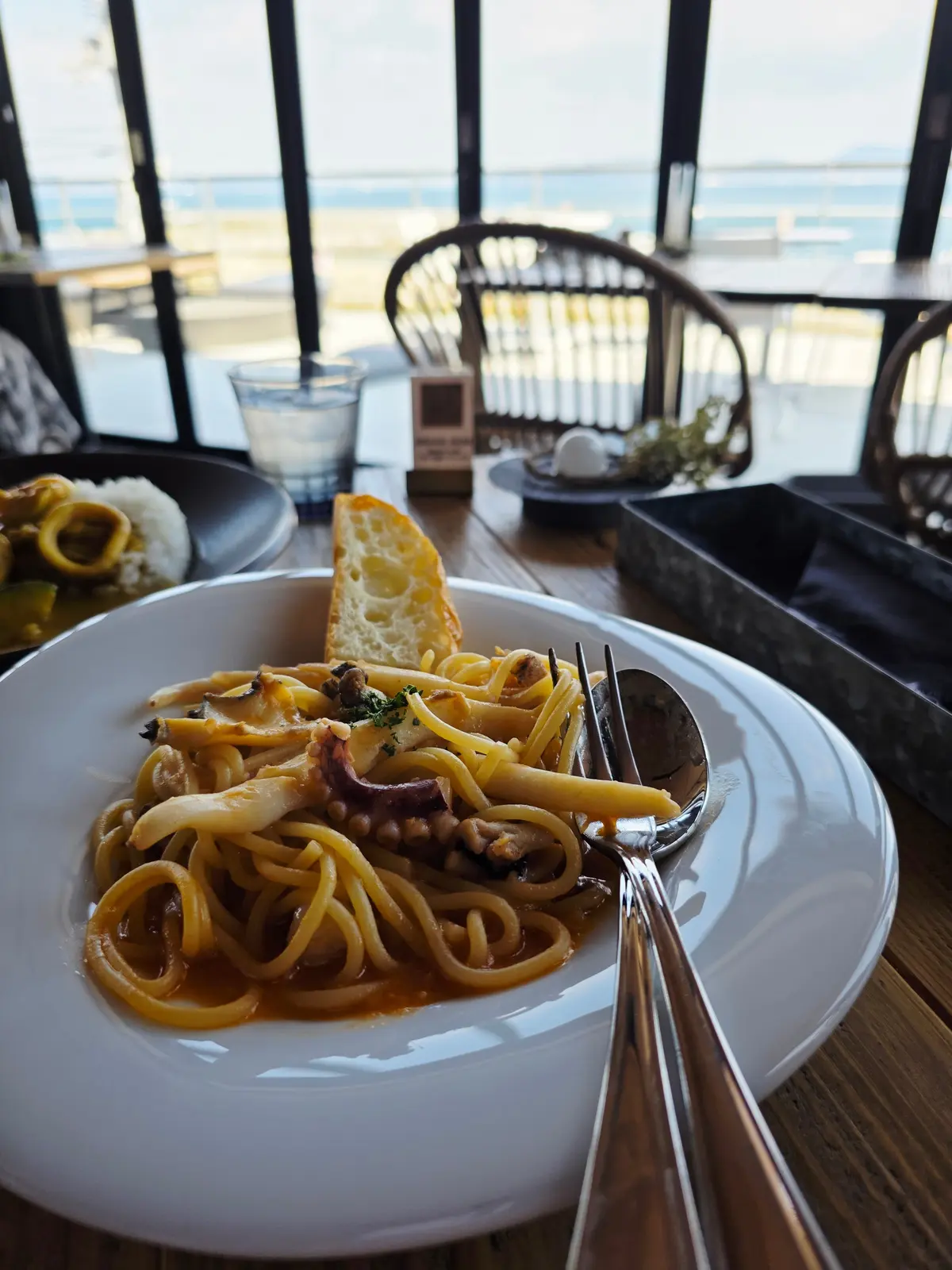 海辺の素敵なカフェでランチの画像_5