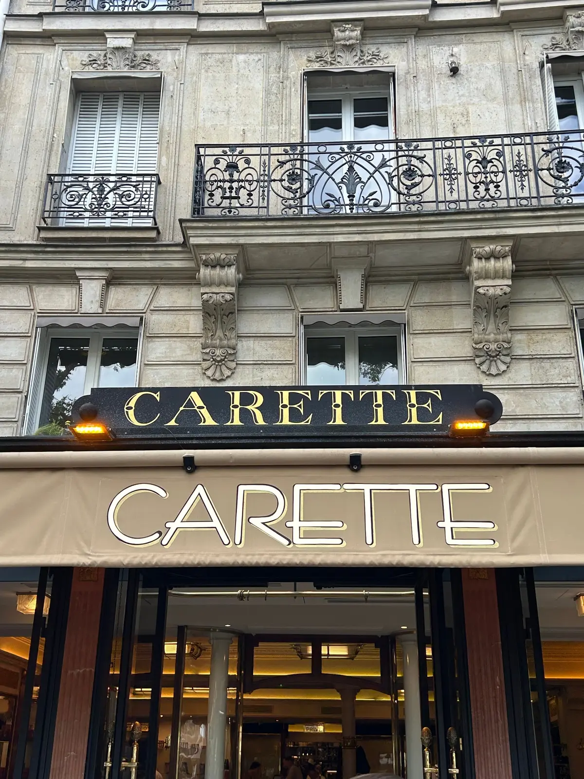 CARETTE  PARIS（トロカデロ店）　エッフェル塔の見えるカフェ　パリのカフェ　パリの絶対行きたい行きたいカフェ