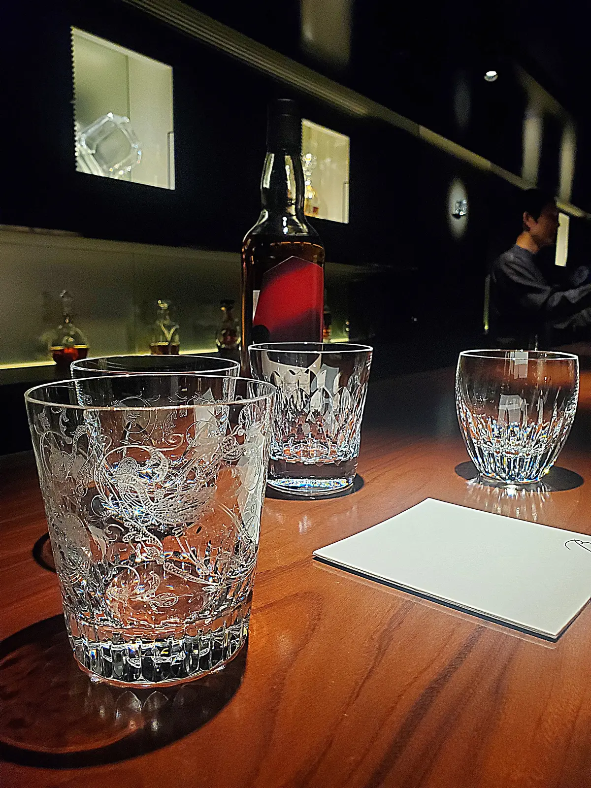 春のホワイトコーデで楽しむ“バカラの世界の画像_3