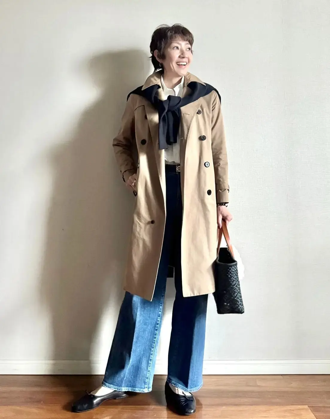 エクラ華組細谷奈弓さん　ホワイトシャツ 　ニット 　トレンチコート