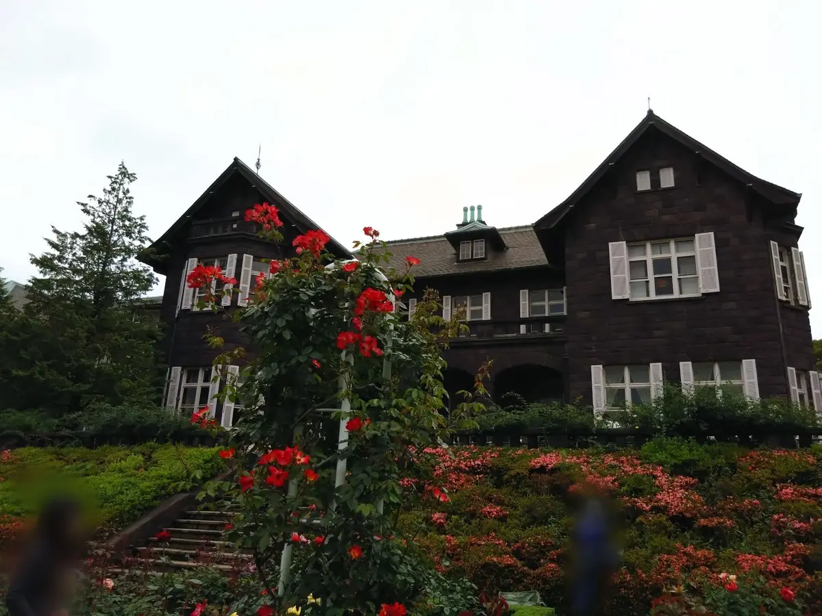 建ての古い洋館と赤い薔薇