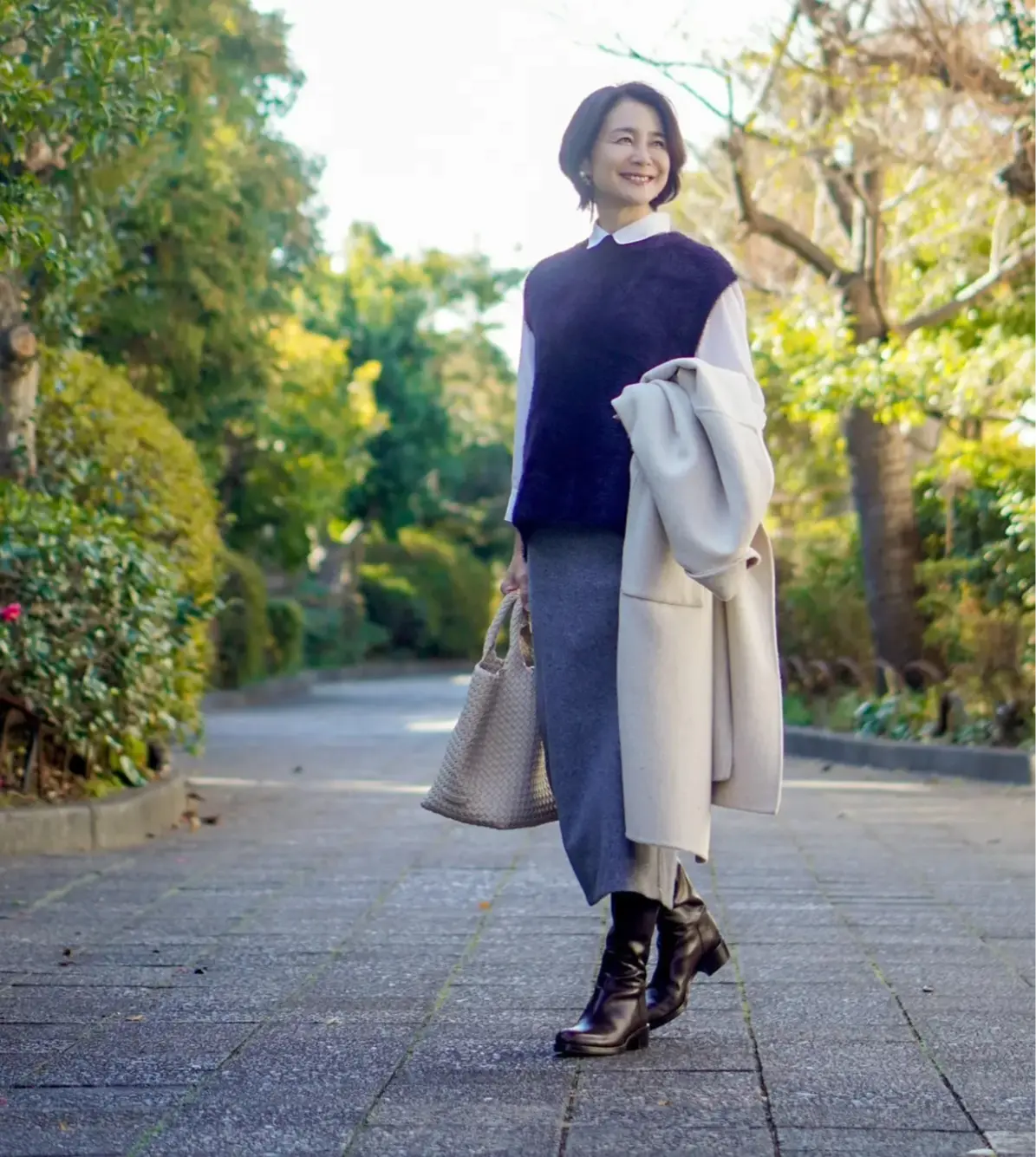 佐藤綾子さん　ニットベスト　シャツ　ZARA スカート