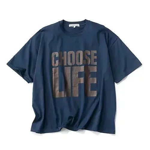 濃紺色のTシャツに、グレーの文字で「CHOOSE LIFE」とプリントされている。ゆったりとしたシルエットで、胸の中央に配置されている。