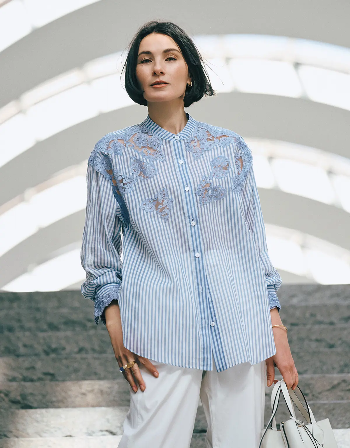 素肌感をほんのり漂わせる 繊細レースとシアーストライプ