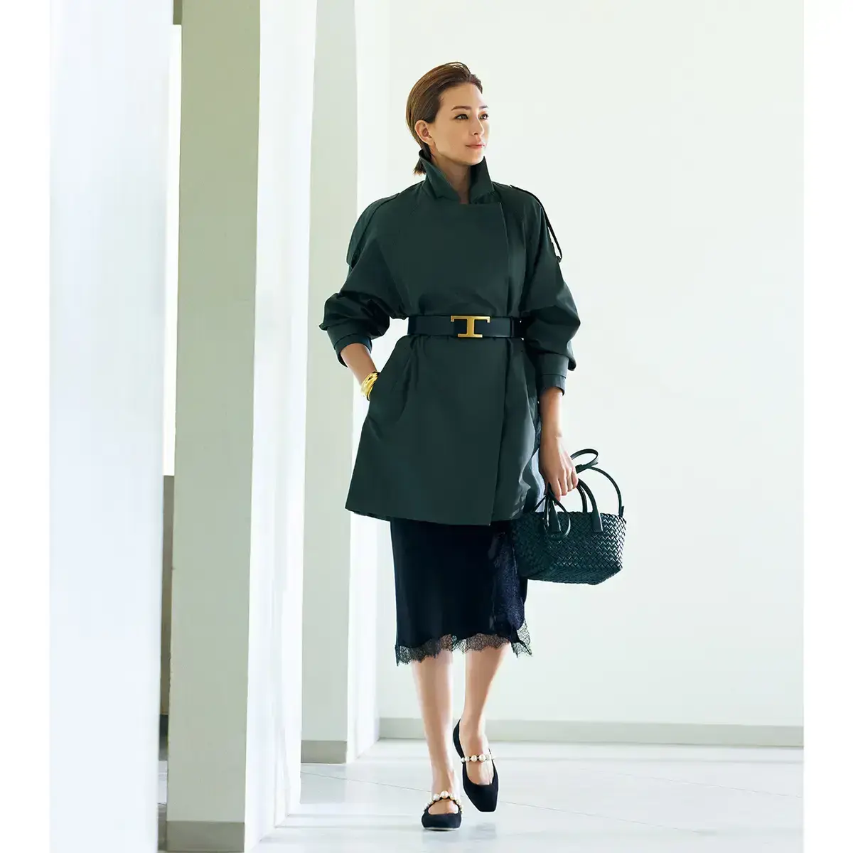 大人に映えるダークカラーコーデは、素材感のメリハリがポイント！