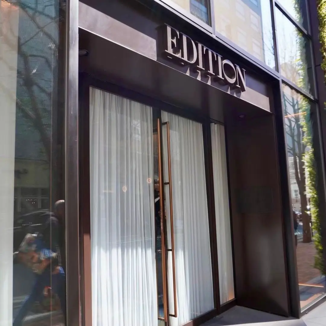 ガラスのドアとカーテンが見える東京エディション銀座ののエントランス