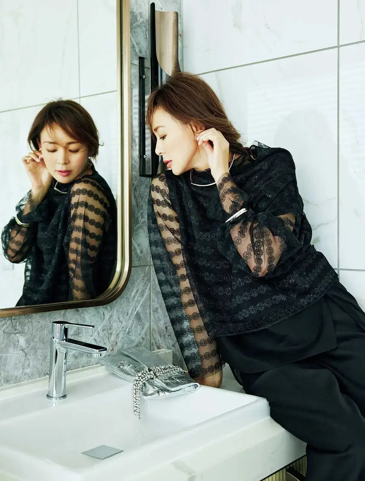 フランス製の繊細なチュールレースは、デイジーの小花模様と控えめなラメのきらめきがドラマティック