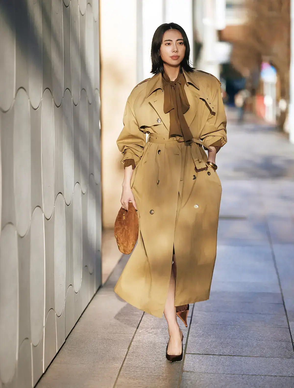 トレンチコートと相性の良い「サンローラン」のボウタイブラウスをセレクト