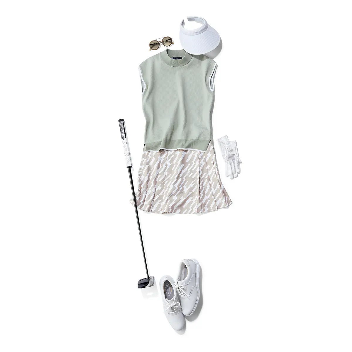 揺れるプリーツと斜線の視覚効果で ミニスカートをシャープに演出