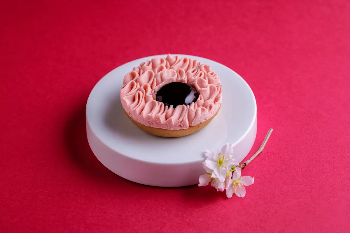 フォーシーズンズホテル東京大手町「THE LOUNGE ザ ラウンジ」　アフタヌーンティー　桜とフリュイノワールのタルト