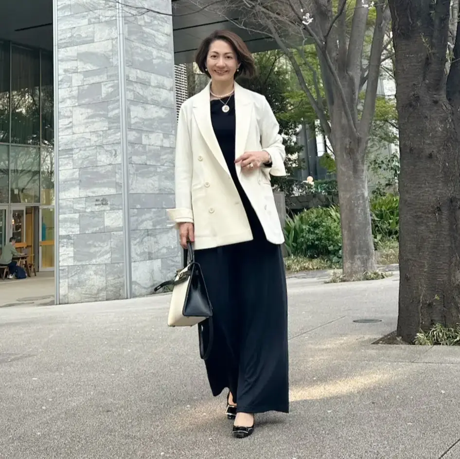 黒のニットとパンツ