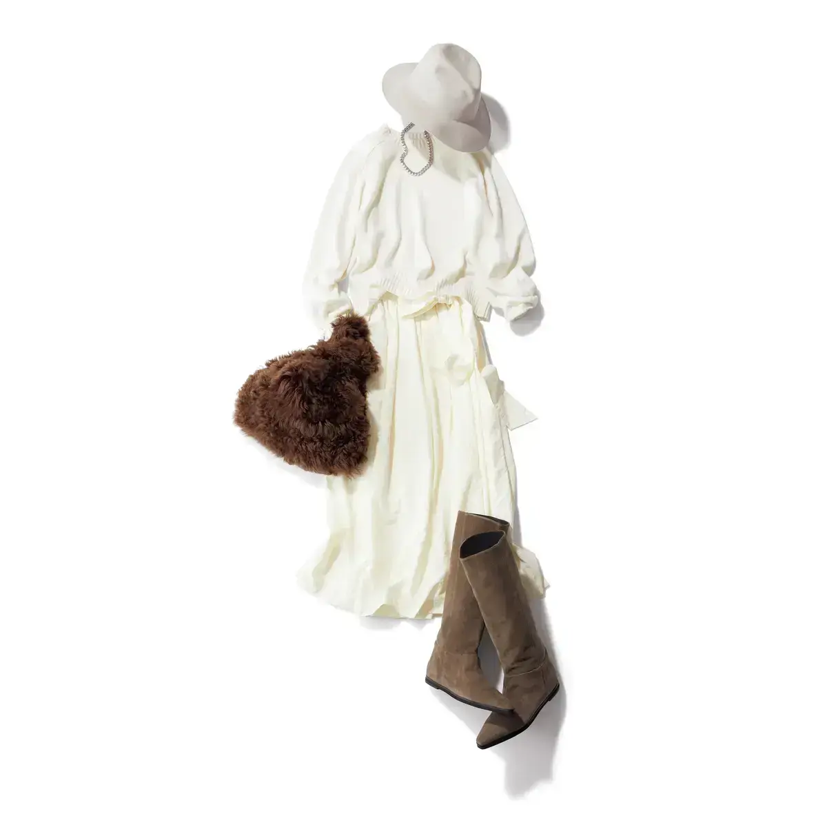 華やかさが手に入るホワイトコーデは、ブラウン小物でカジュアルな抜け感を加える