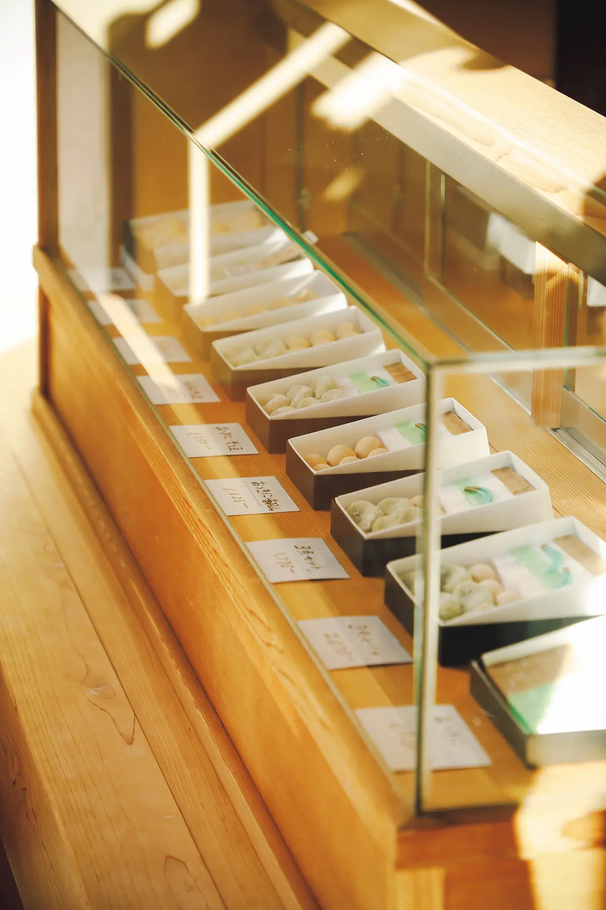 東大路通沿いに店を構える江 戸時代創業の老舗。10代目考案 の現代の感性を融合させた「お ゝきに」や落雁製の「音羽山」 との詰め合わせも　