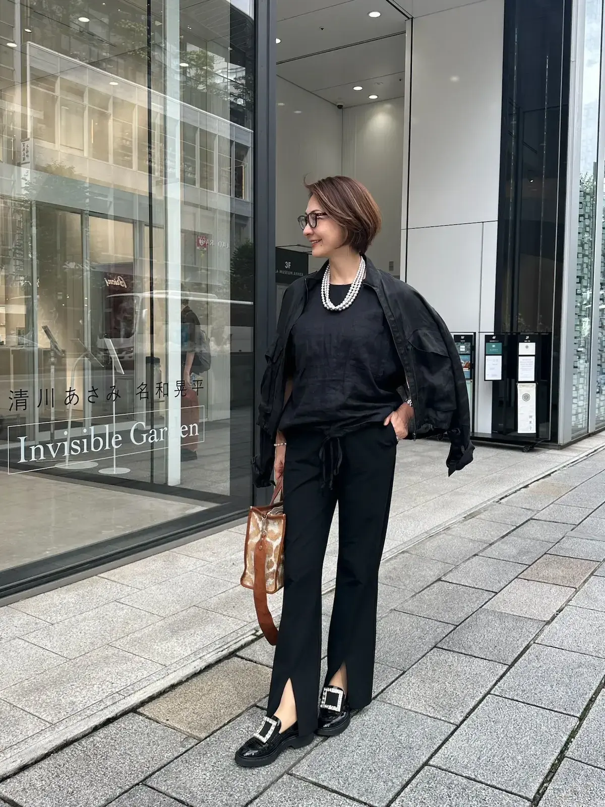 黒コーデ　パンツ　ブルゾン　パールネックレス　秋コーデ