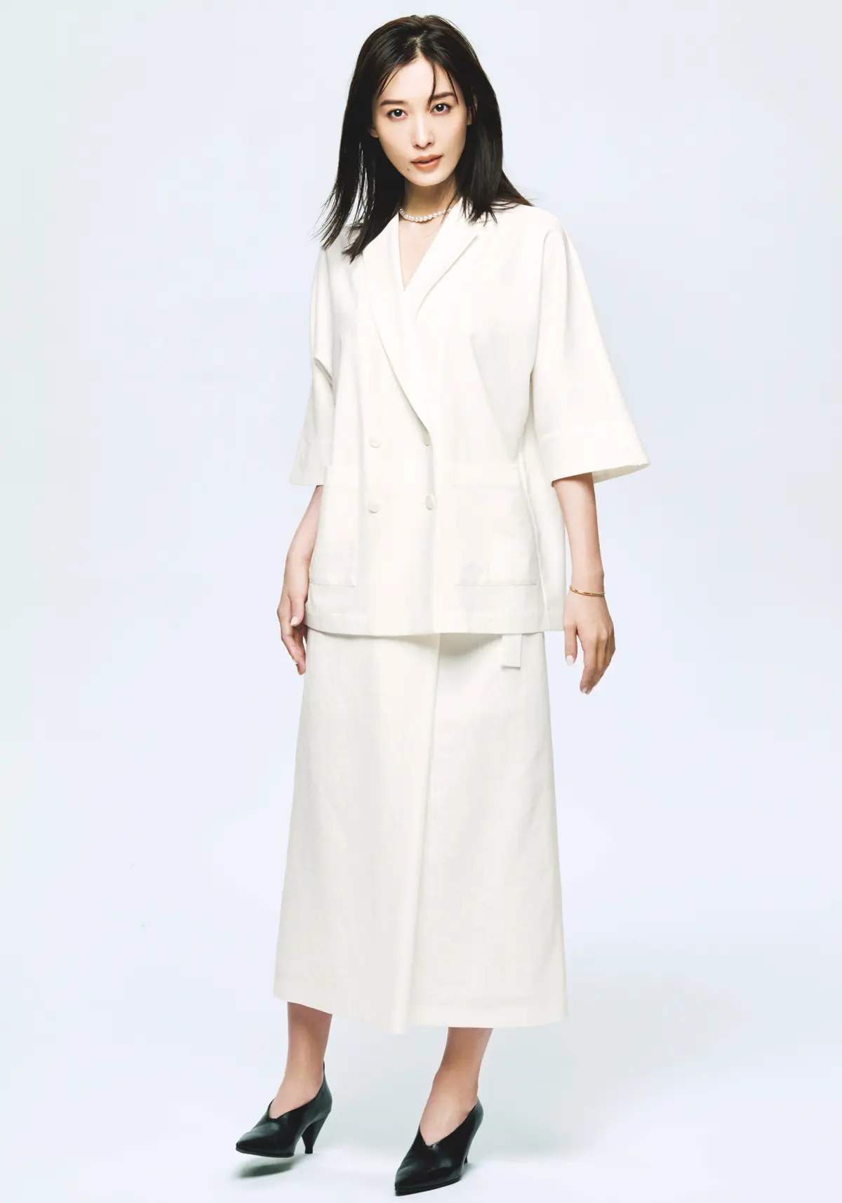半袖のジャケットとロングスカートの新鮮バランス。清潔感のある白が、気持ちを晴れやかに、上向きに