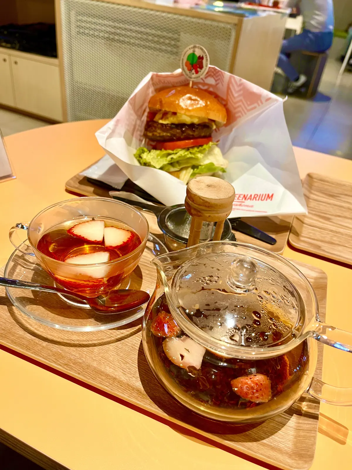 淡路バーガーと贅沢紅茶いちご