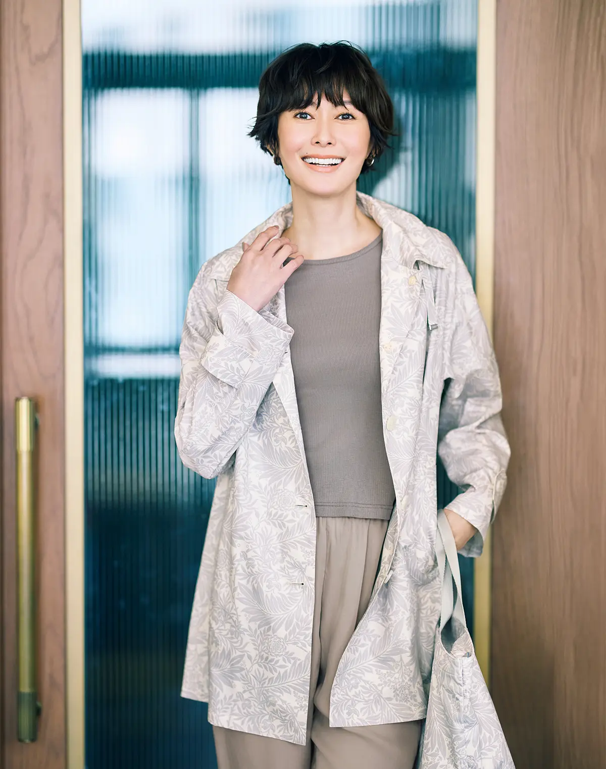 突然の雨さえ楽しみになる上品なリーフ柄のレインコートとトートバッグ