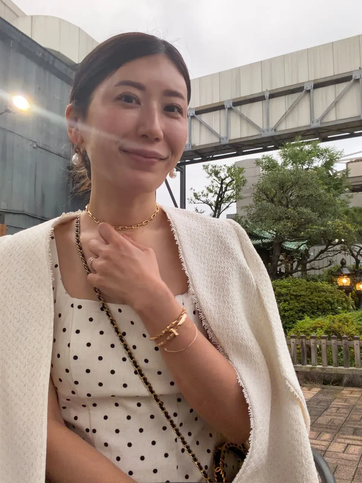 マグノリア12のバロックパールピアスを見につけた女性