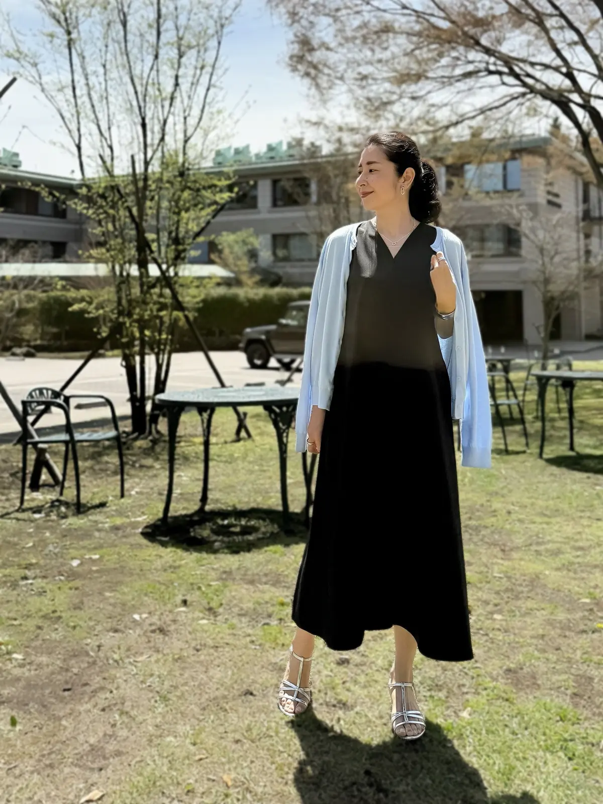 50代ユニクロコーディネート　黒ワンピース、水色ニットカーディガン、シルバーサンダル