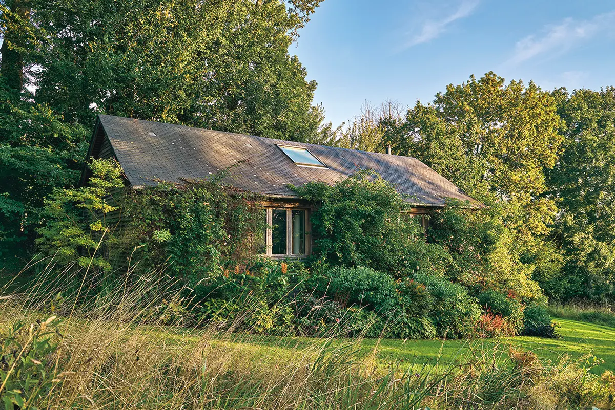 アトリエは、庭にあった離れの山小屋風 の建物を原型のまま生かして