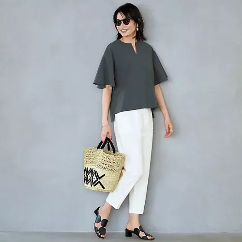 E by eclat
キーネックフレアスリーブブラウス
￥16,500