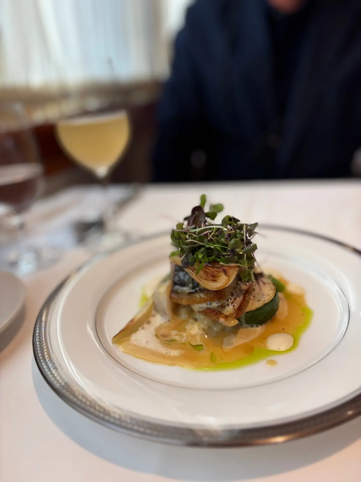 ビストロ魚料理 メインディッシュ コース料理 盛り付け おしゃれディナー 記念日フレンチ