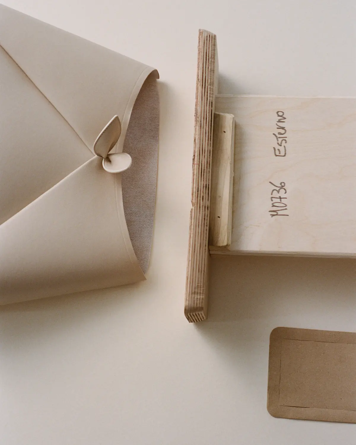 バッグ「ディオール シガール」の製造途中の様子