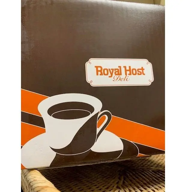 Royal Host Deliのロゴとコーヒーカップのイラストが描かれた茶色のカード
