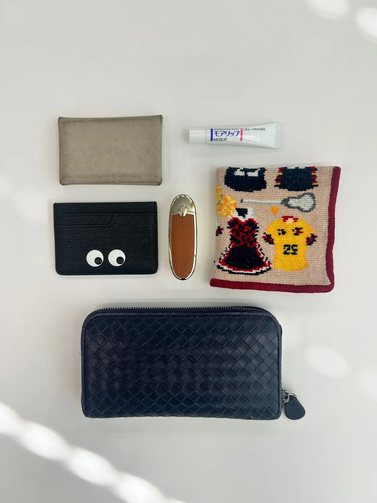 バッグの中身　ボッテガヴェネタ財布、アニヤハインドマーチカードケース　エルメスカードケース　フェイラータオル　ゲラン口紅　モアリップ