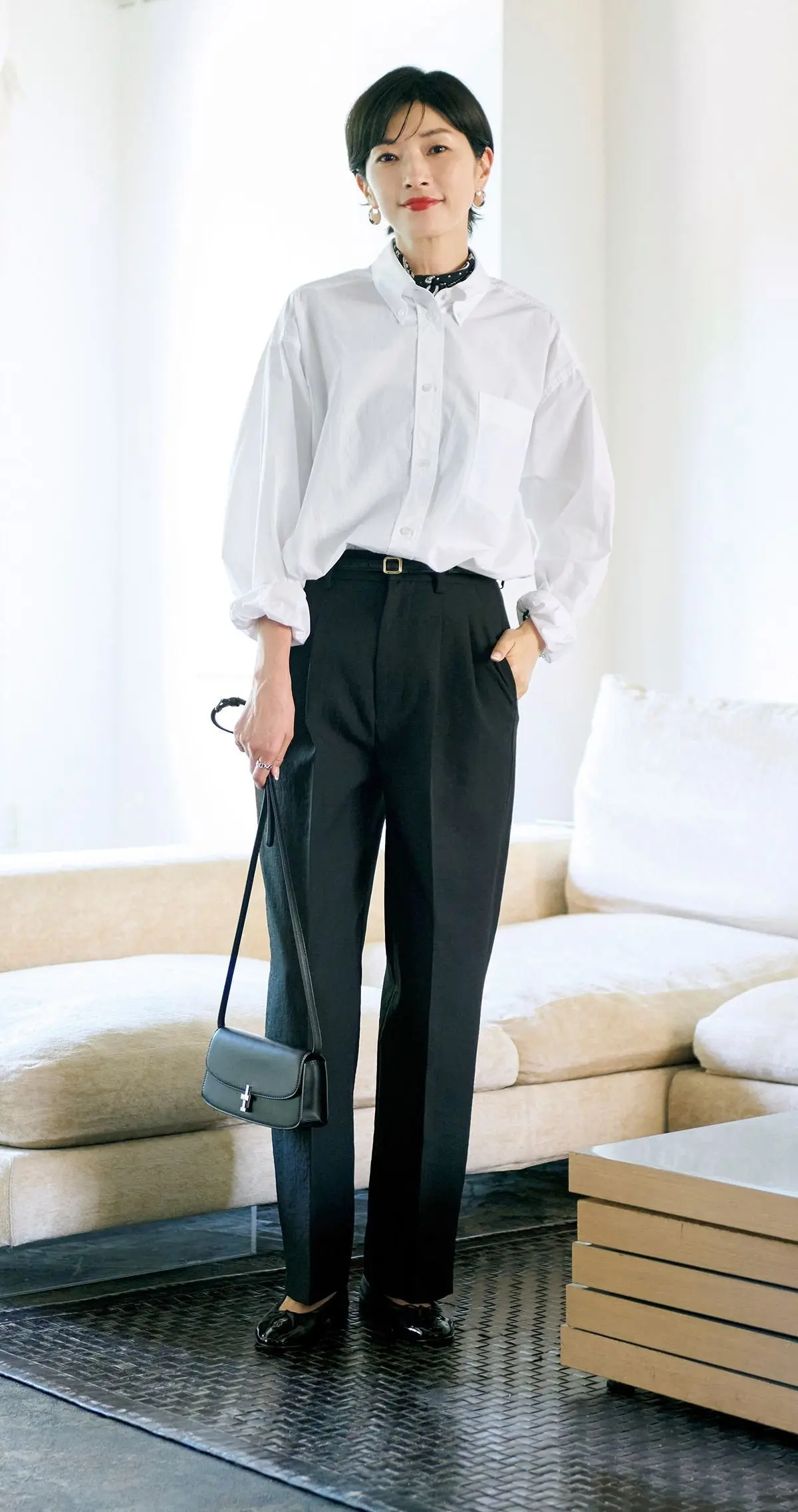 黒のパンツにシャツインしてオーセンティックな着こなしを満喫