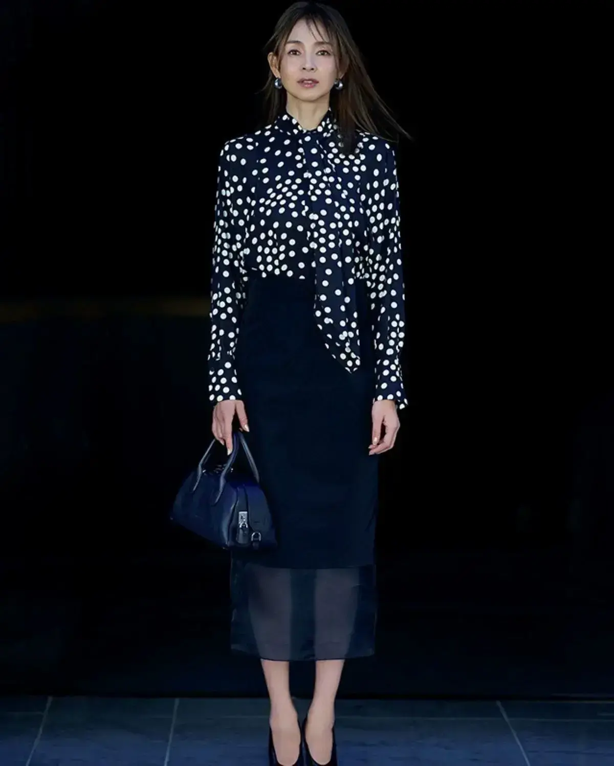 ランダムドットブラウス コンサバとモードの粋な駆け引き  50代 3月 春ファッション