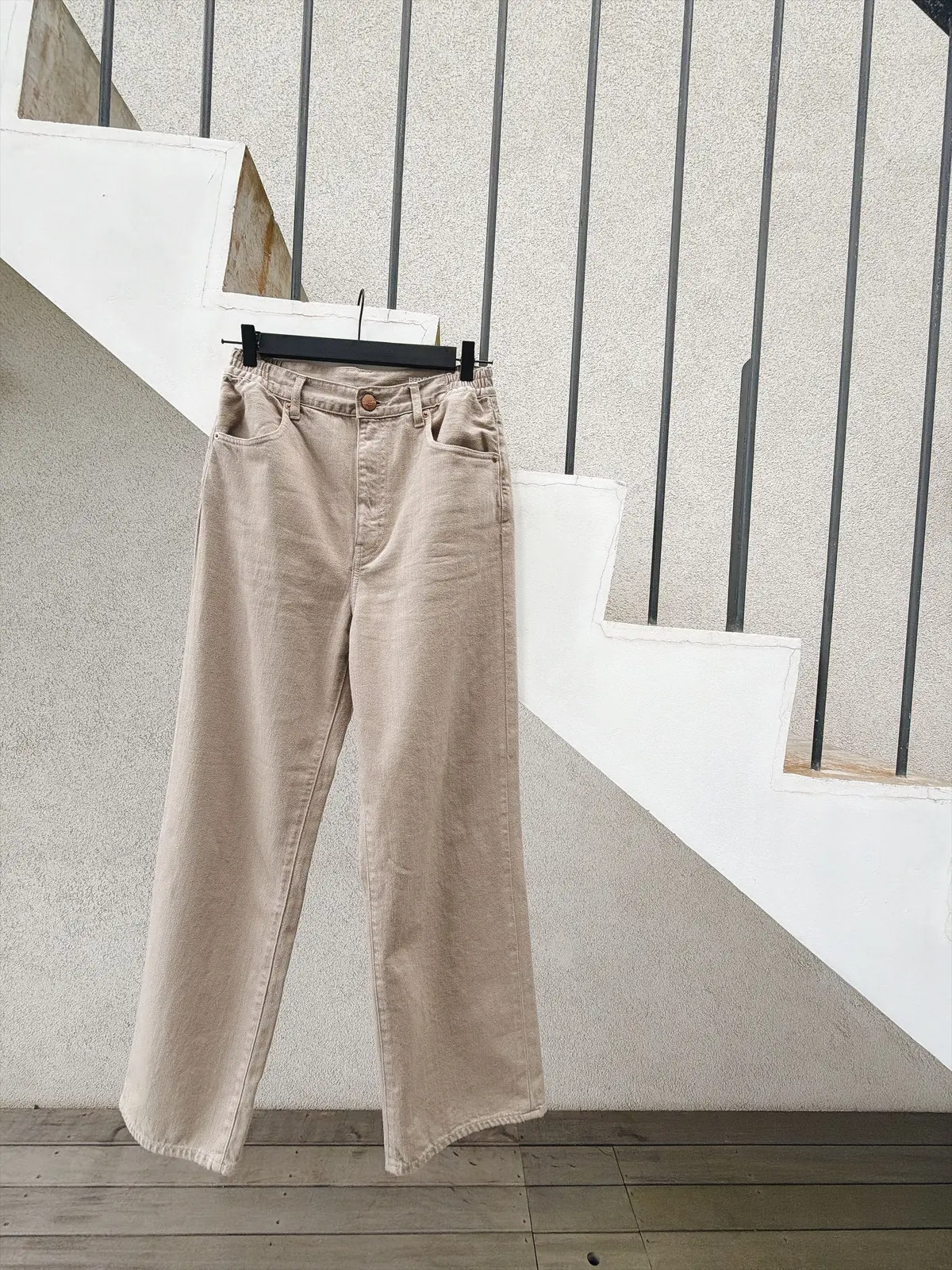 REDCARD TOKYOのベージュのデニム。シルエットはストレート。（エクラ編集部員の偏愛名品図鑑）