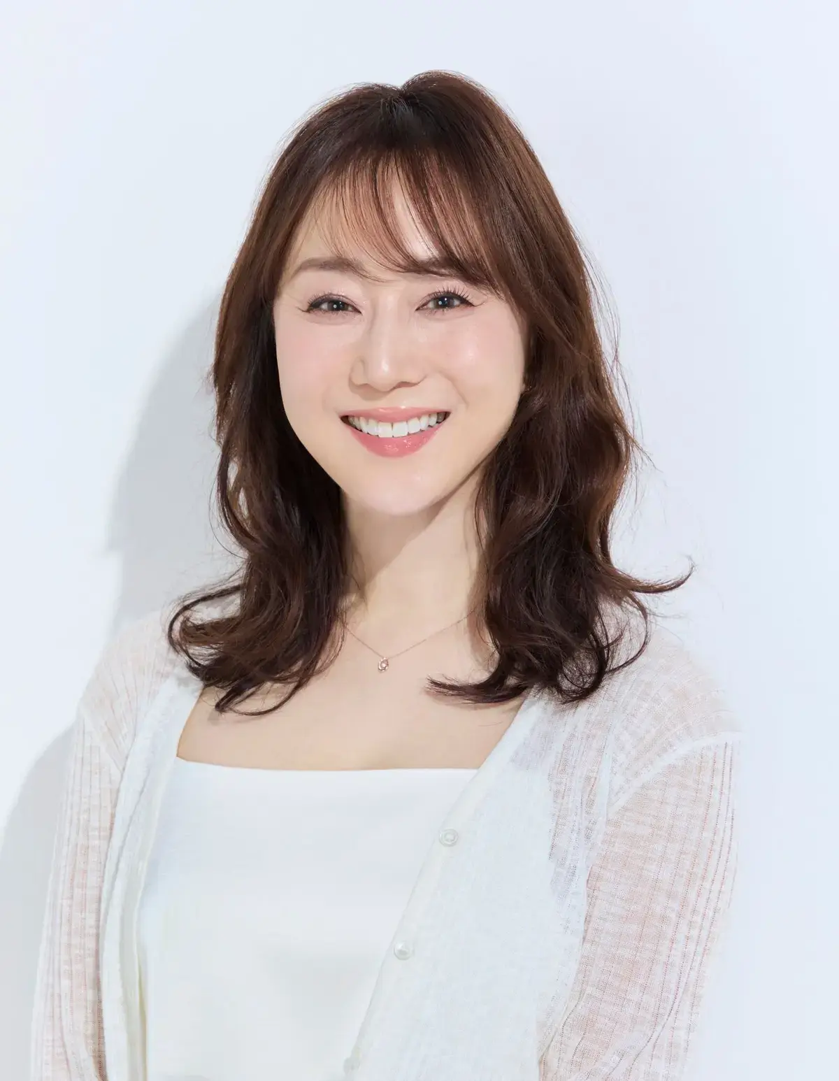 今どきパーマでおしゃれ度アップ！40代・50代に似合う夏のミディアムヘア4選