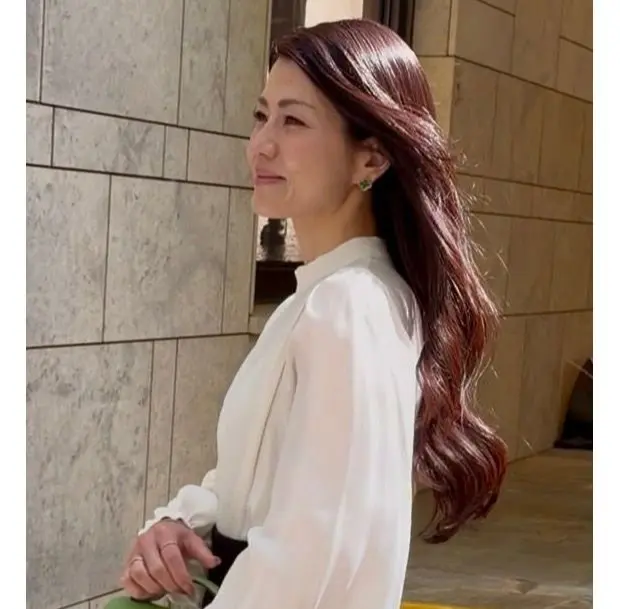 エクラ華組　小泉雅恵さんのロングヘア　巻き髪　横から見たヘアスタイル