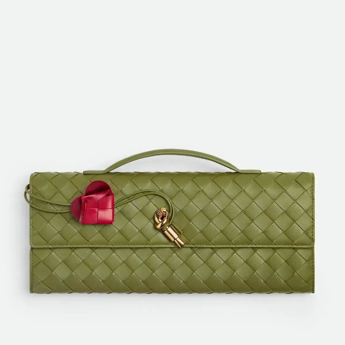 イントレチャートのハートチャームが人気バッグに甘さをひとさじ