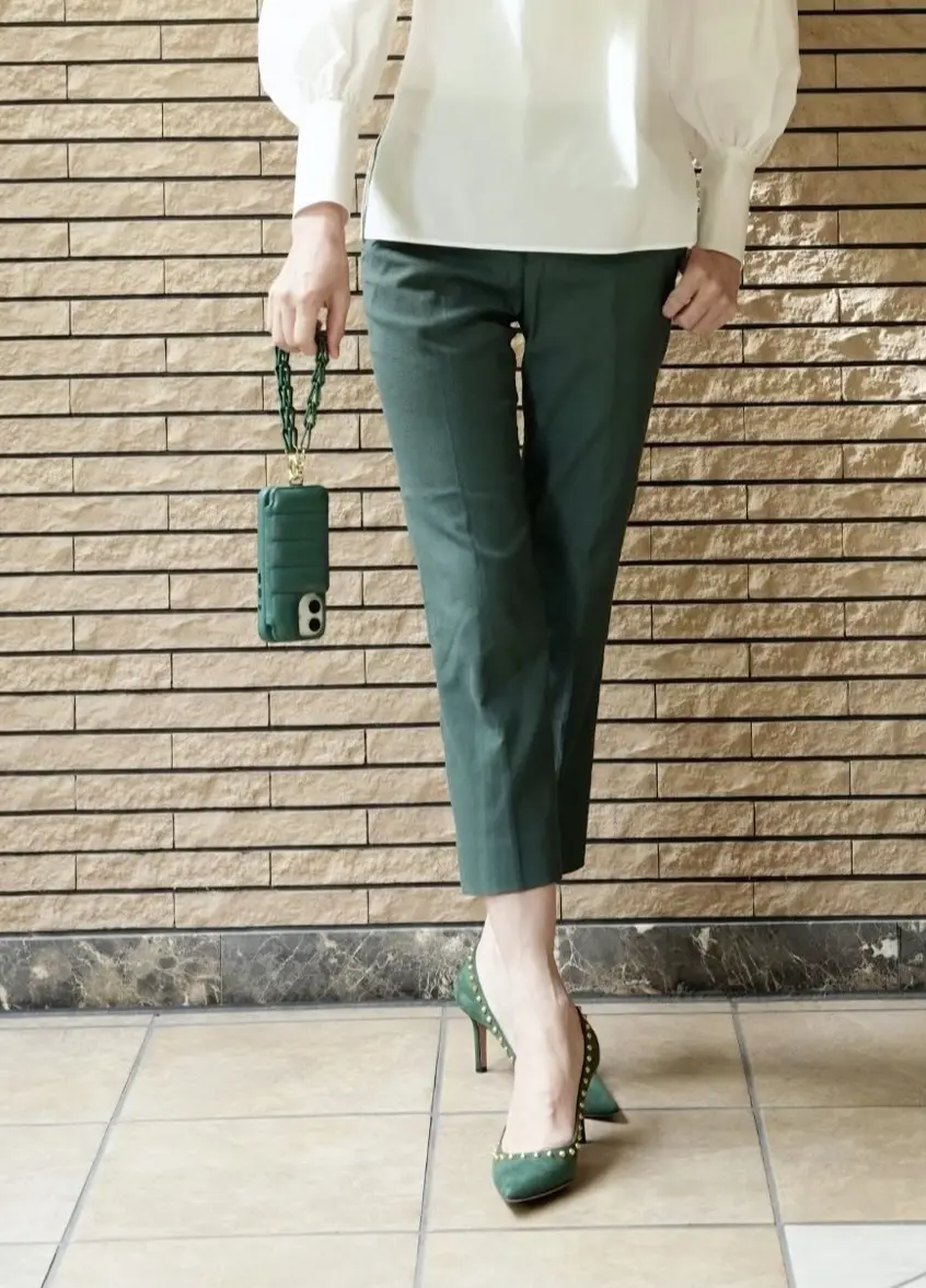 エクラ 華組　 法村麻起子さん　グリーンコーデ　白シャツ　50代