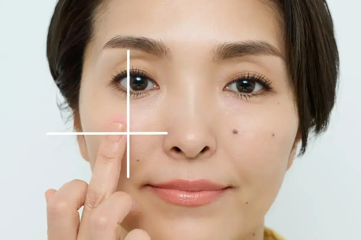 頰の高く見せたい位置に、中指でクリームチークを置きます