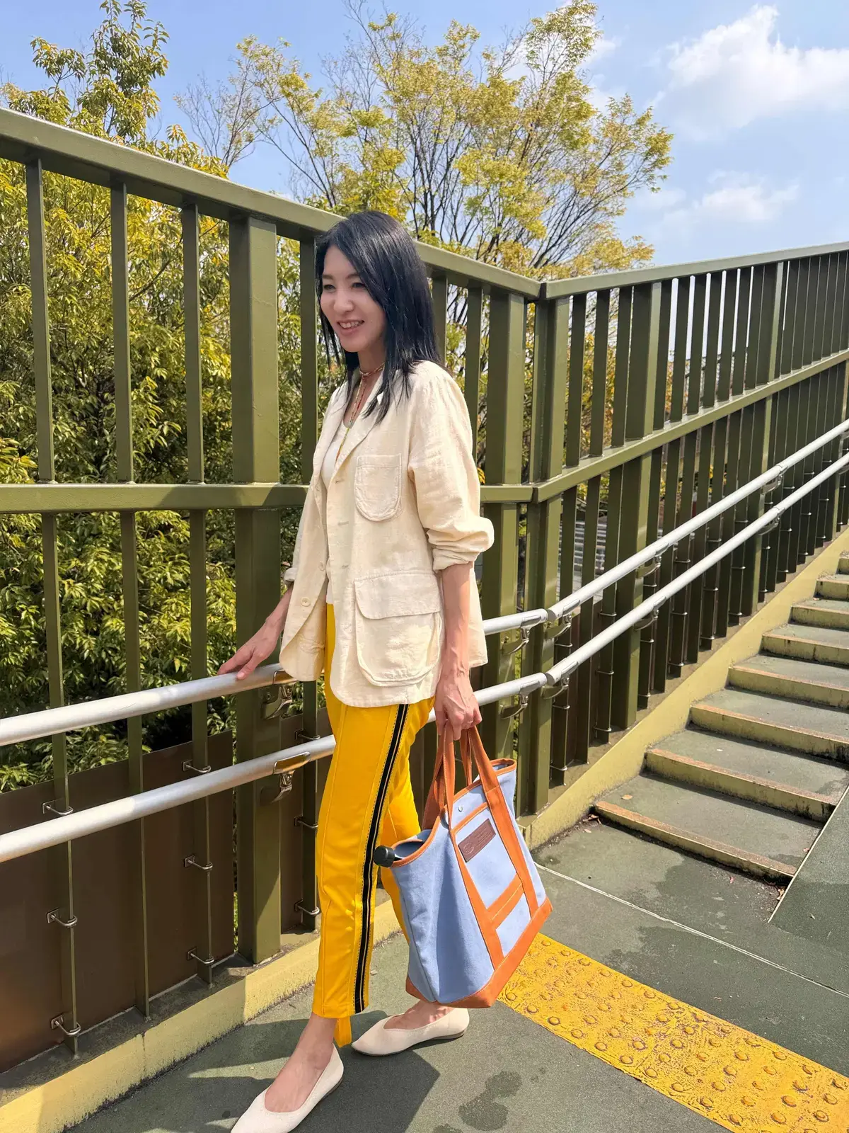 イエローパンツ　ジャケット　春コーデ