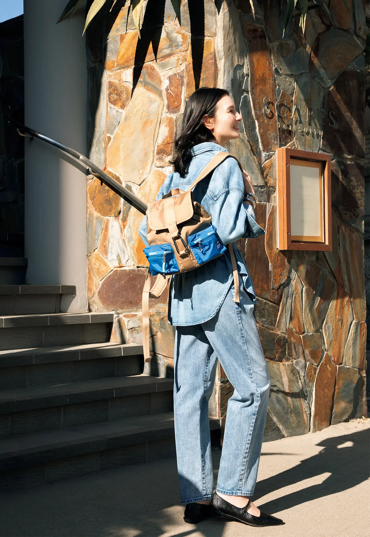 MSGMらしい大胆な配色のリュックサックが、デニムスタイルにスパイス効果をもたらして。