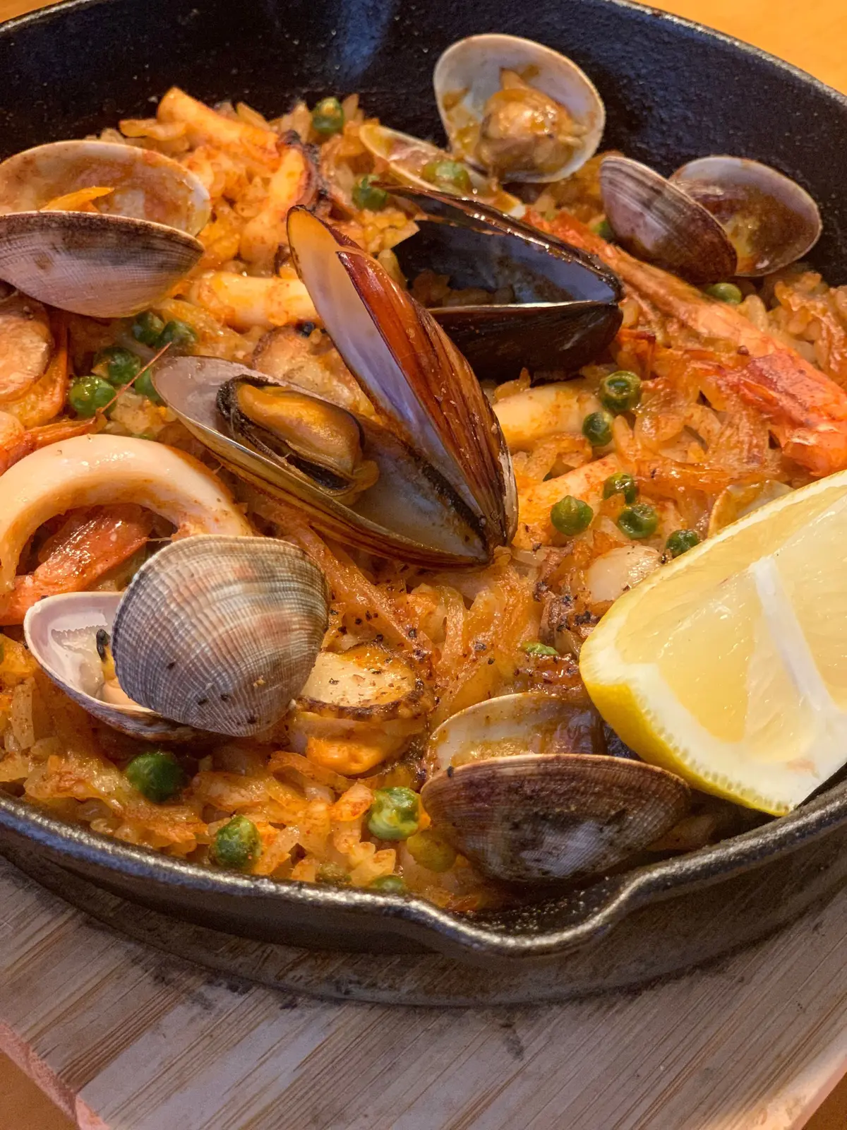 美味しすぎる鎌倉ランチ　メニュー。黒いパエリア鍋に入ったシーフードパエリア。