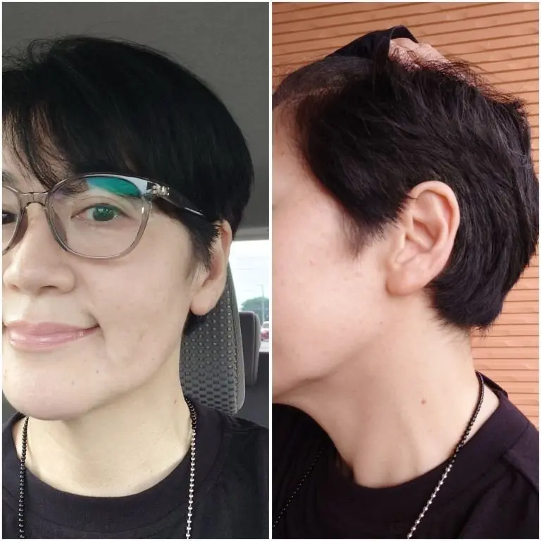 短い黒髪の女性が写っている。左の写真は顔を正面に向け、眼鏡をかけて微笑んでいる。右の写真は横顔で、耳の形がはっきりと見える。両方とも黒い服を着ている。