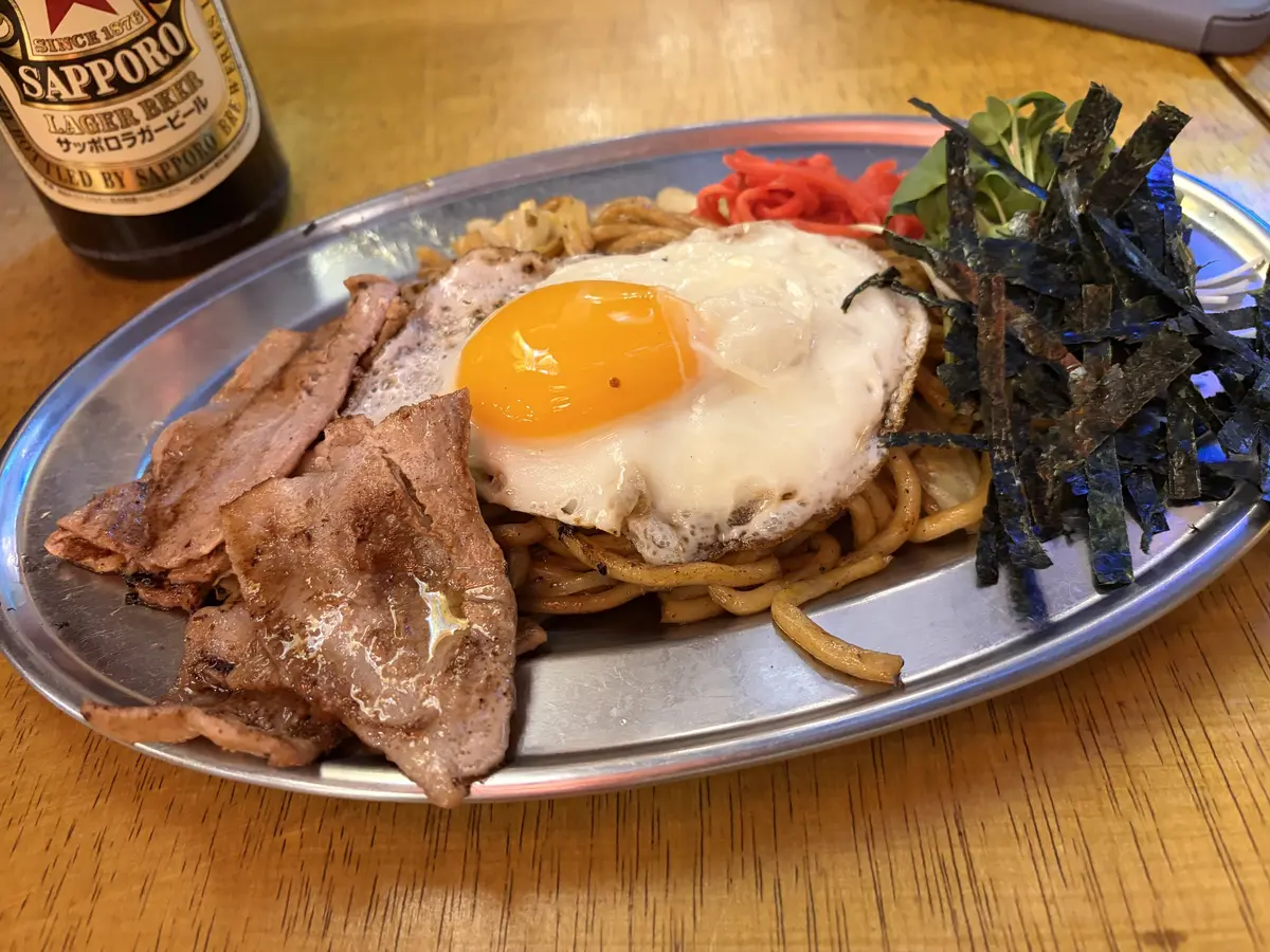 「野毛焼きそばセンターまるき」の名物焼きそばが横浜駅直結のアソビルで味わえる