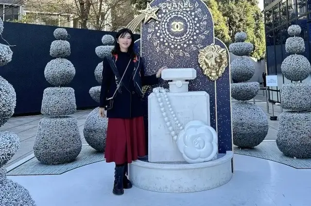 シックで女性らしい黒ジャケット