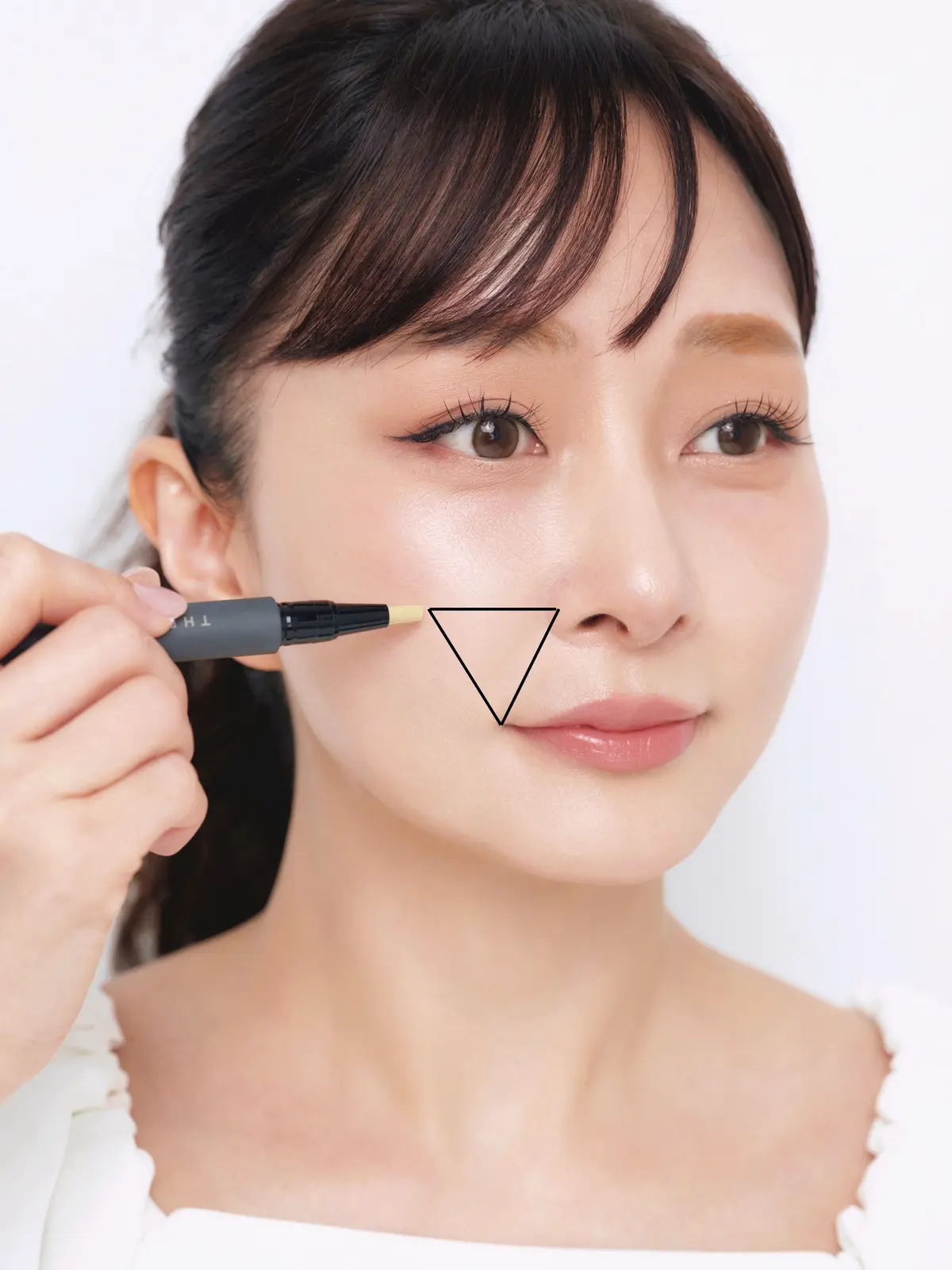 石井美保さんの「引き締めメイク」凹凸の影はイエローでオフ