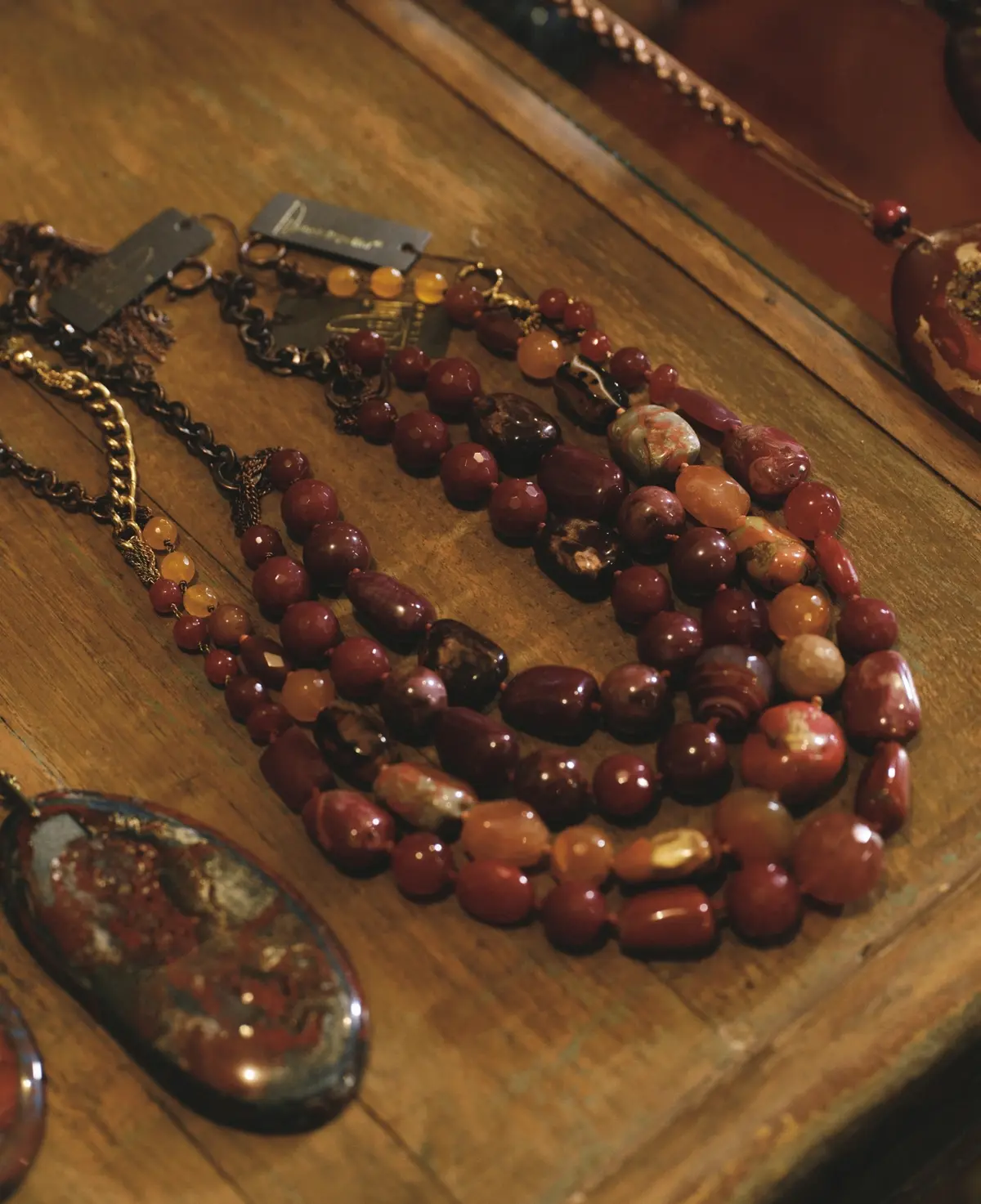 ’80年代に樹脂で作ったユニーク なアクセサリーを発表し、祖母、 母、娘とミラノで三代続くブラン ド「Pellini」。大人の遊び心や冒 険心を刺激するデザインが、ミラ ノのおしゃれマダムの間で人気。